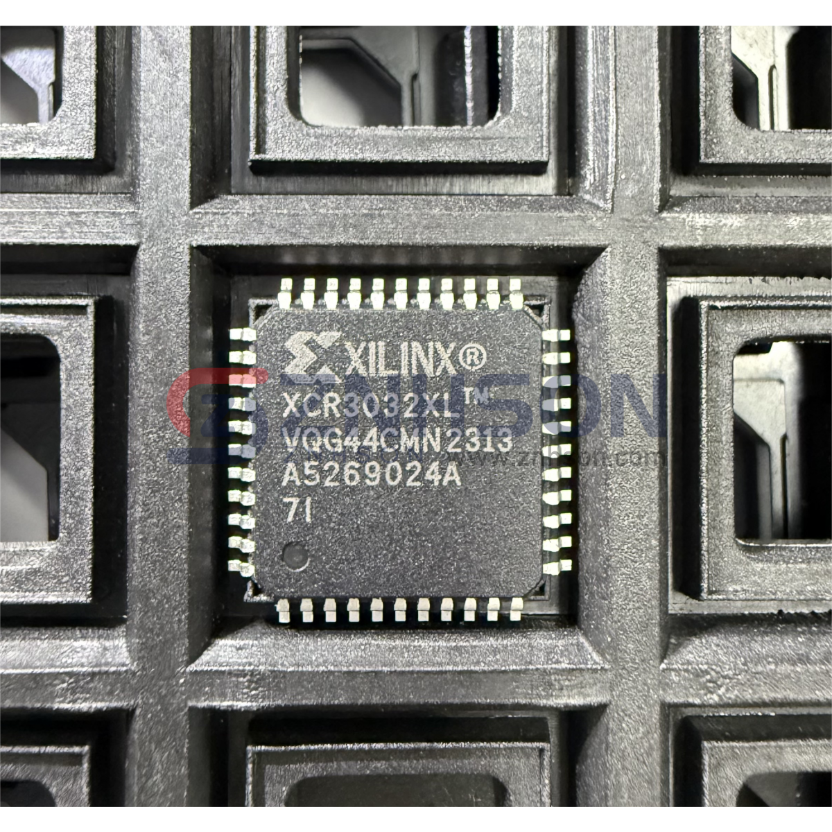 XCR3032XL-7VQ44I